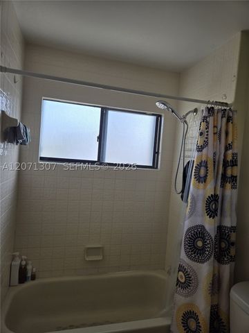 818 E Palm Run Dr, North Lauderdale, FL 33068