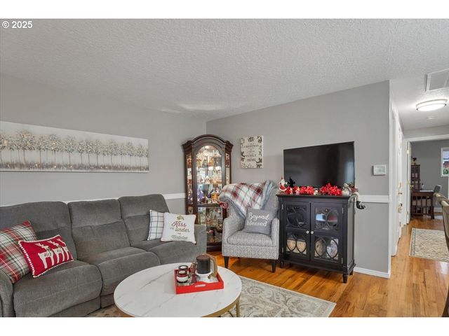 1740 JANSEN Way, Woodburn, OR 97071