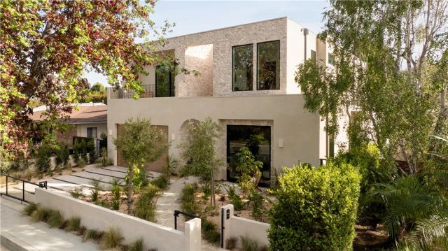 14032 Hartsook, Sherman Oaks, CA 91423