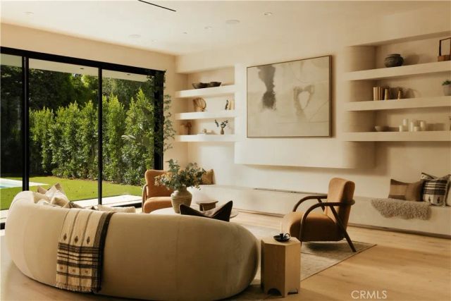 14032 Hartsook, Sherman Oaks, CA 91423