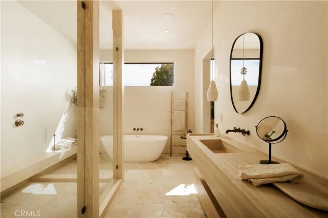 14032 Hartsook, Sherman Oaks, CA 91423