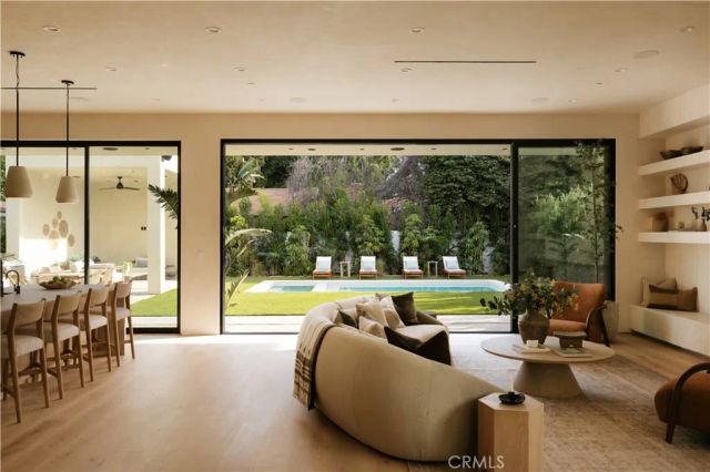 14032 Hartsook, Sherman Oaks, CA 91423