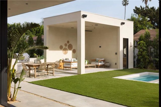 14032 Hartsook, Sherman Oaks, CA 91423