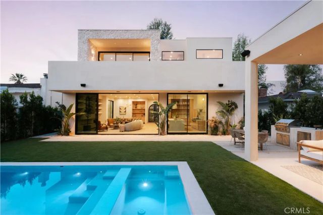 14032 Hartsook, Sherman Oaks, CA 91423