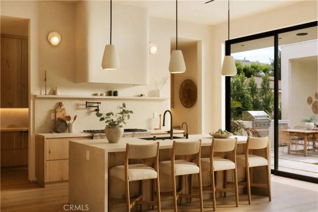 14032 Hartsook, Sherman Oaks, CA 91423