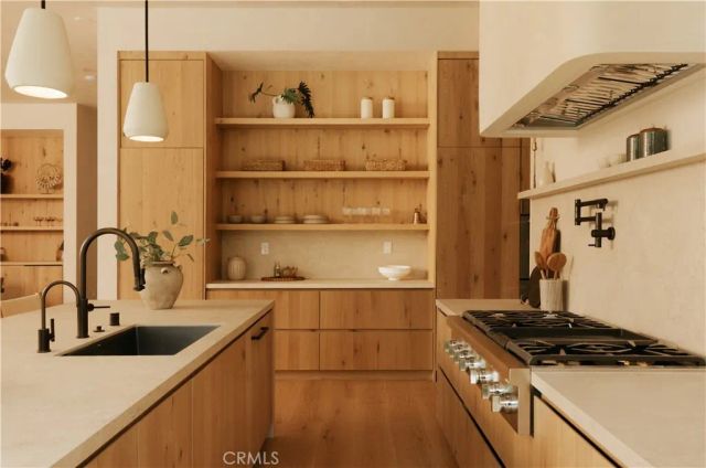 14032 Hartsook, Sherman Oaks, CA 91423