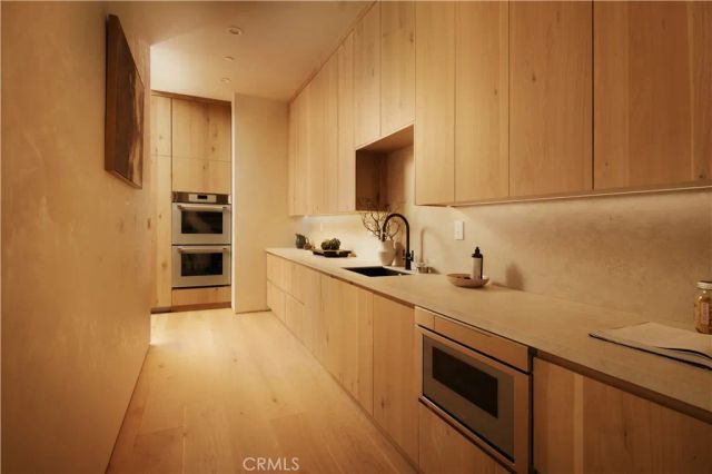 14032 Hartsook, Sherman Oaks, CA 91423