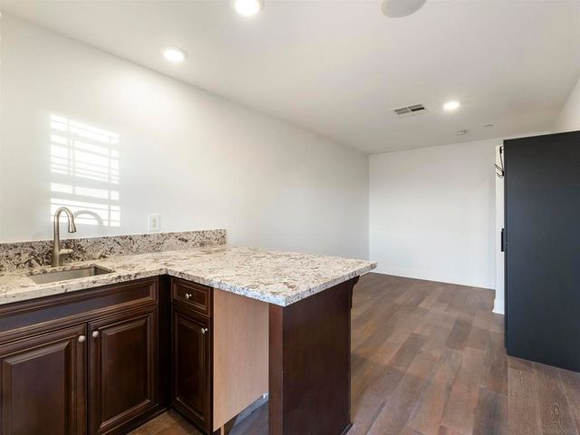 2400 Torrey Pines Rd 112, La Jolla, CA 92037