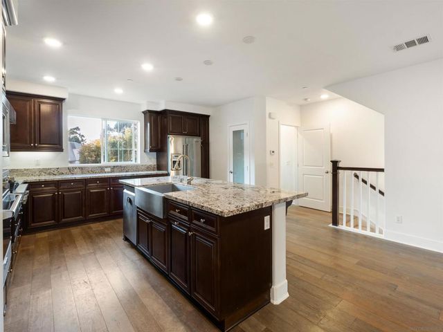 2400 Torrey Pines Rd 112, La Jolla, CA 92037