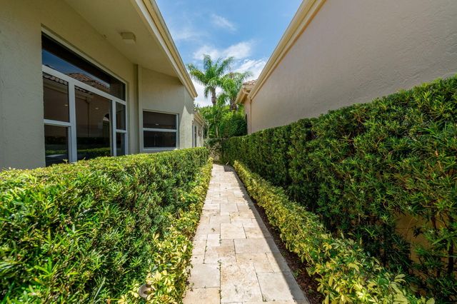 2402 Players Court, Wellington, FL 33414