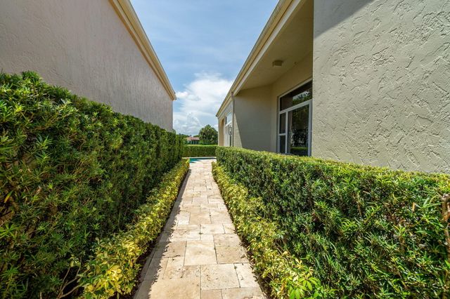 2402 Players Court, Wellington, FL 33414