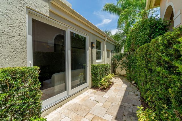 2402 Players Court, Wellington, FL 33414