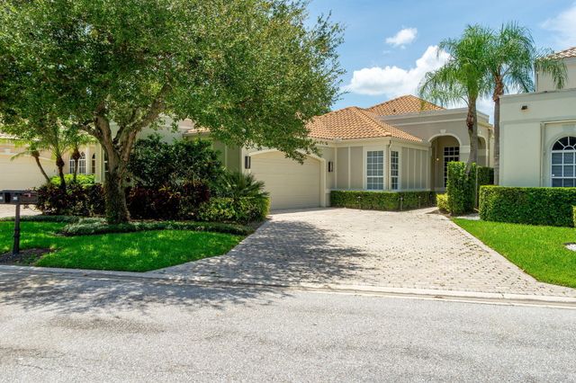 2402 Players Court, Wellington, FL 33414