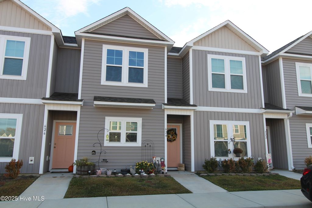 624 Jacks Crossing Drive, Hubert, NC 28539