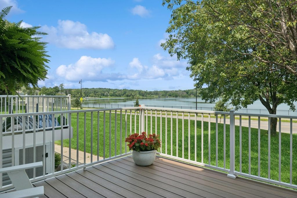 1601 W Wayzata Boulevard G, Long Lake, MN 55356