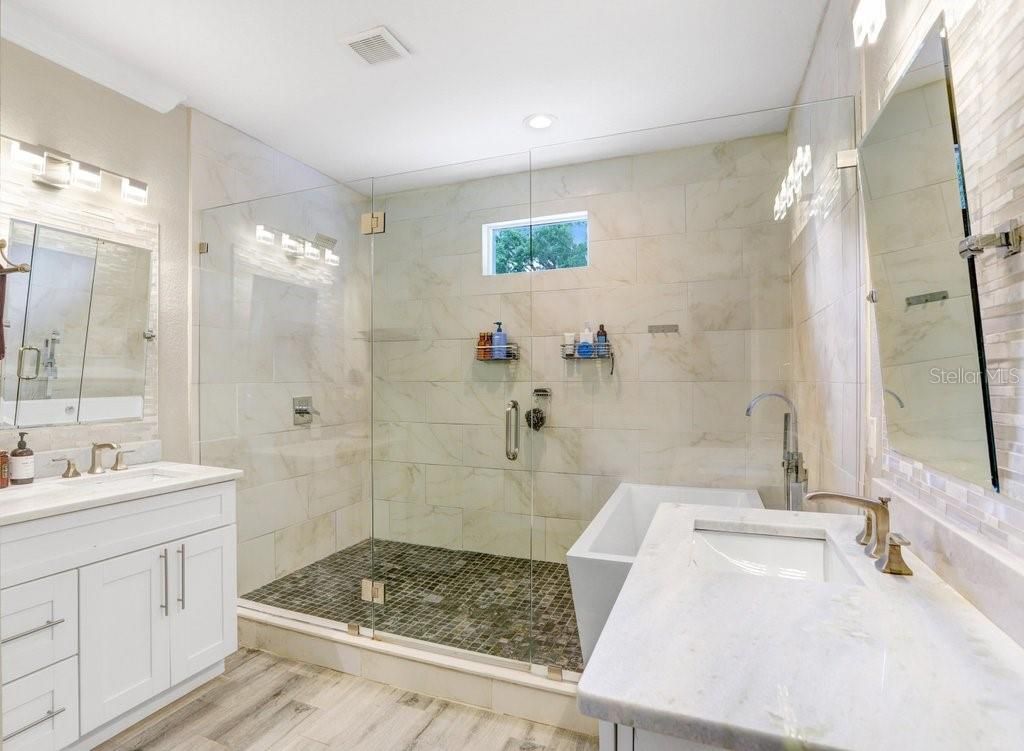 Image 12 of property listing at 4415 W BAY VILLA AVENUE, Tampa, FL 33611