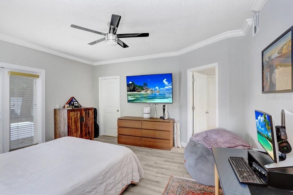 Image 10 of property listing at 4415 W BAY VILLA AVENUE, Tampa, FL 33611