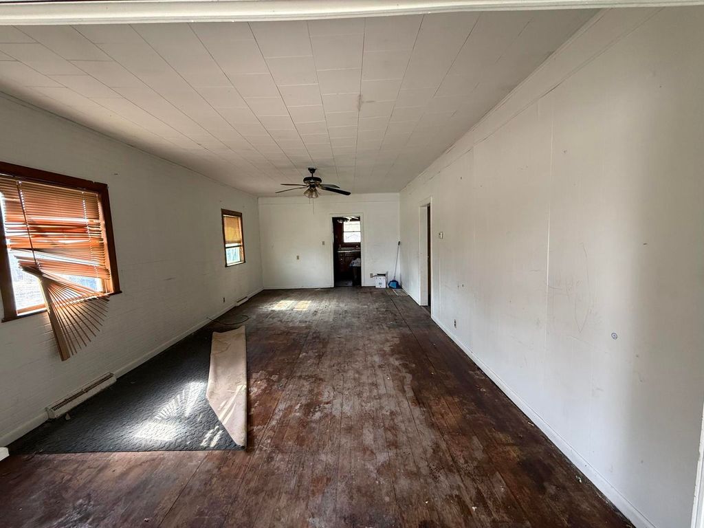 Image 5 of property listing at 616 N Walnut Street, Centralia, IL 62801