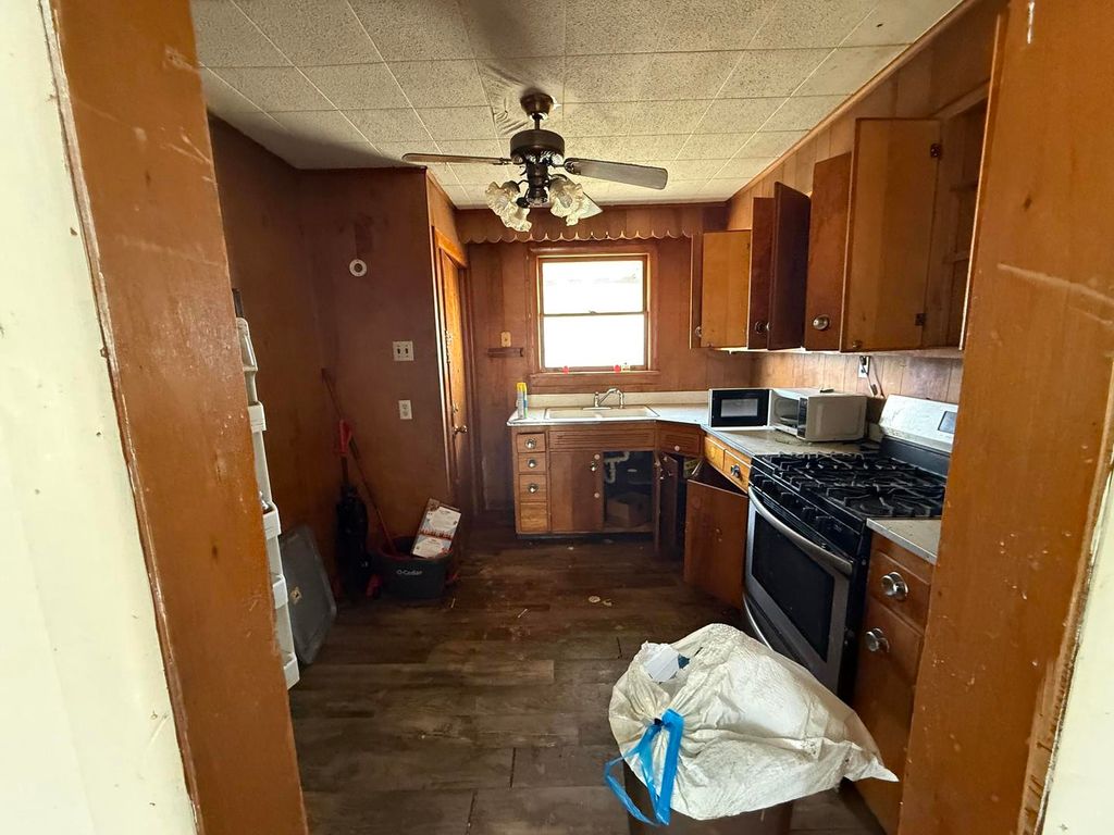 Image 10 of property listing at 616 N Walnut Street, Centralia, IL 62801