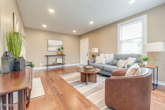 1363 East Center Street, Kingsport, TN 37664