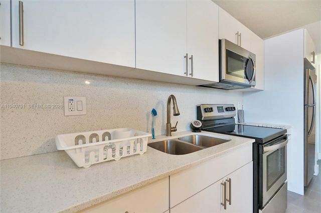 60 NW 76th St 13, Miami, FL 33150