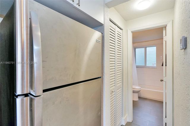 60 NW 76th St 13, Miami, FL 33150