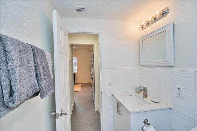 60 NW 76th St 13, Miami, FL 33150