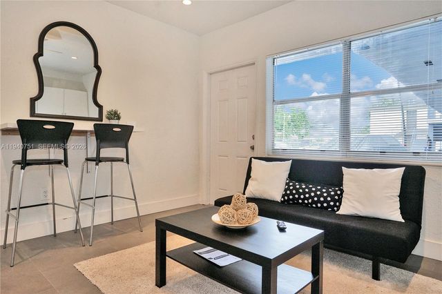 60 NW 76th St 13, Miami, FL 33150