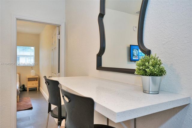 60 NW 76th St 13, Miami, FL 33150