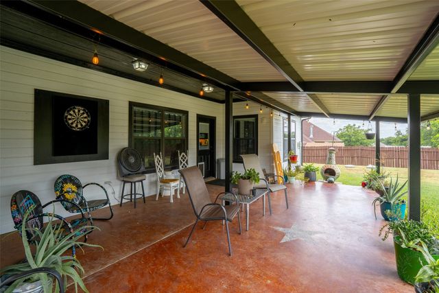 1305 E Apache Trail, Granbury, TX 76048