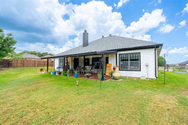 1305 E Apache Trail, Granbury, TX 76048