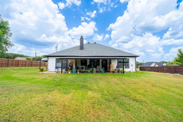 1305 E Apache Trail, Granbury, TX 76048