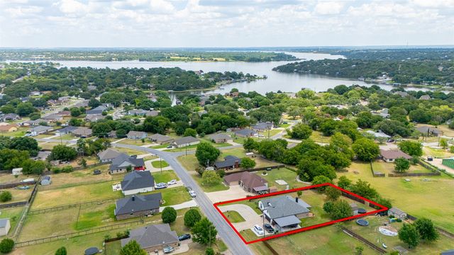 1305 E Apache Trail, Granbury, TX 76048