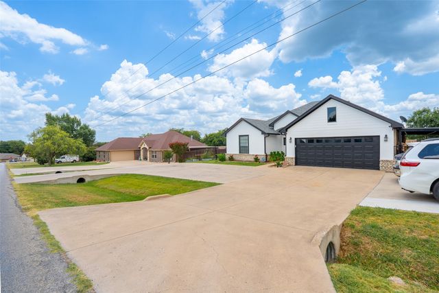 1305 E Apache Trail, Granbury, TX 76048
