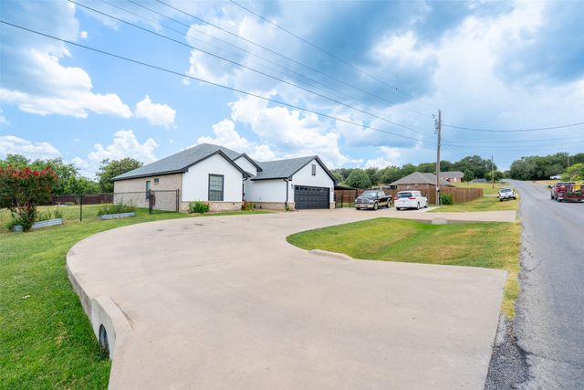 1305 E Apache Trail, Granbury, TX 76048