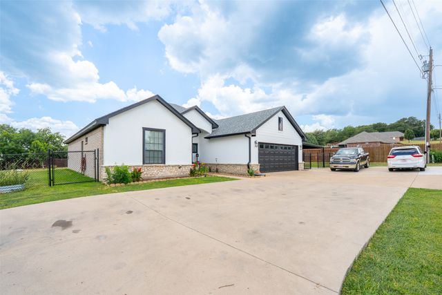 1305 E Apache Trail, Granbury, TX 76048