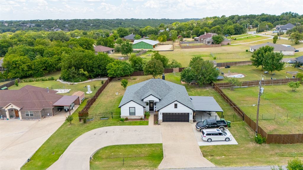 1305 E Apache Trail, Granbury, TX 76048