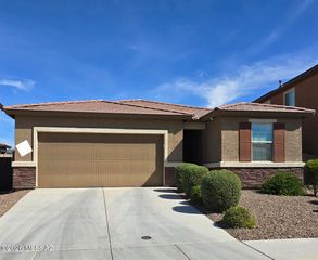 6705 E Via Arroyo Largo, Tucson, AZ 85756