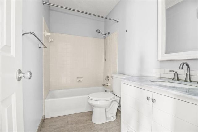 3907 Clearbrook Drive, Lee's Summit, MO 64064