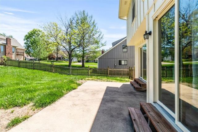 3907 Clearbrook Drive, Lee's Summit, MO 64064