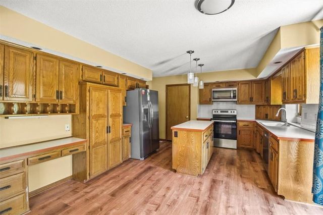 3907 Clearbrook Drive, Lee's Summit, MO 64064