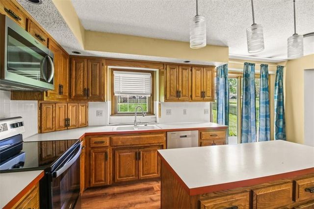 3907 Clearbrook Drive, Lee's Summit, MO 64064
