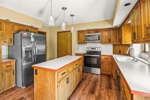 3907 Clearbrook Drive, Lee's Summit, MO 64064