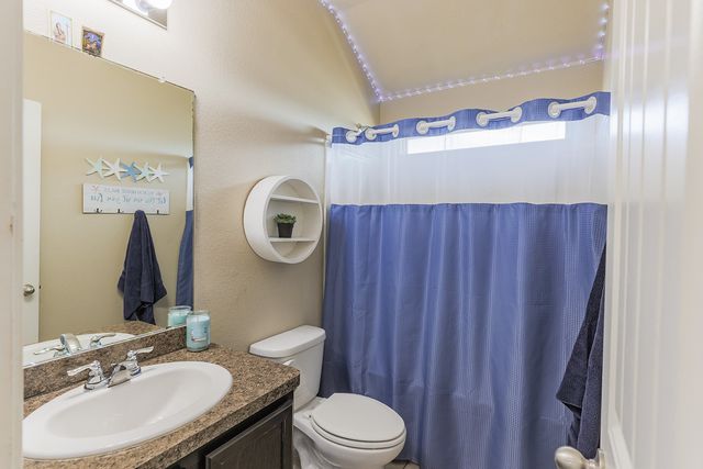 253 Meadowlands Drive, Ponder, TX 76259