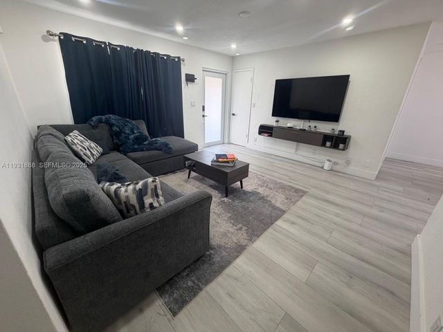 660 SW 30th Ter, Fort Lauderdale, FL 33312