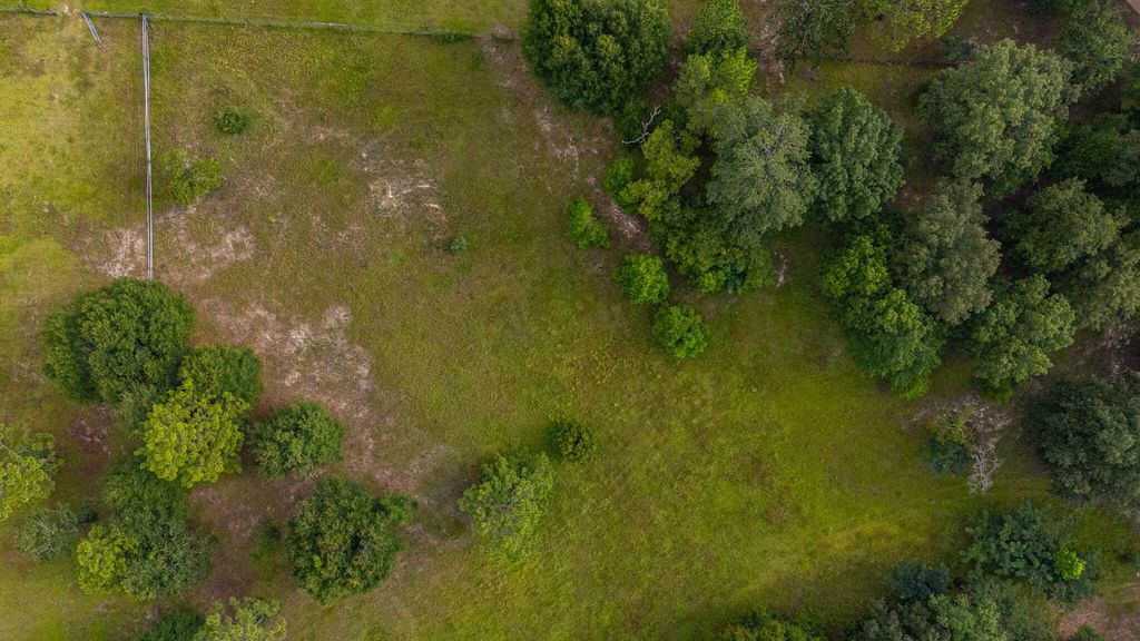 Image 10 of property listing at 512 Hickory Tree Lane, Crestview, FL 32539