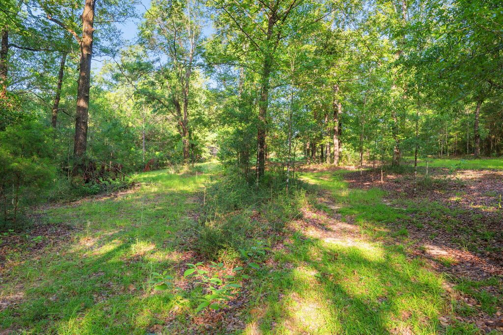Image 15 of property listing at 512 Hickory Tree Lane, Crestview, FL 32539