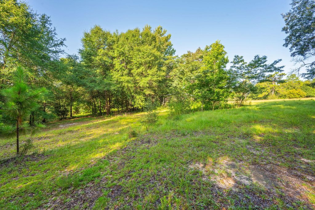 Image 16 of property listing at 512 Hickory Tree Lane, Crestview, FL 32539