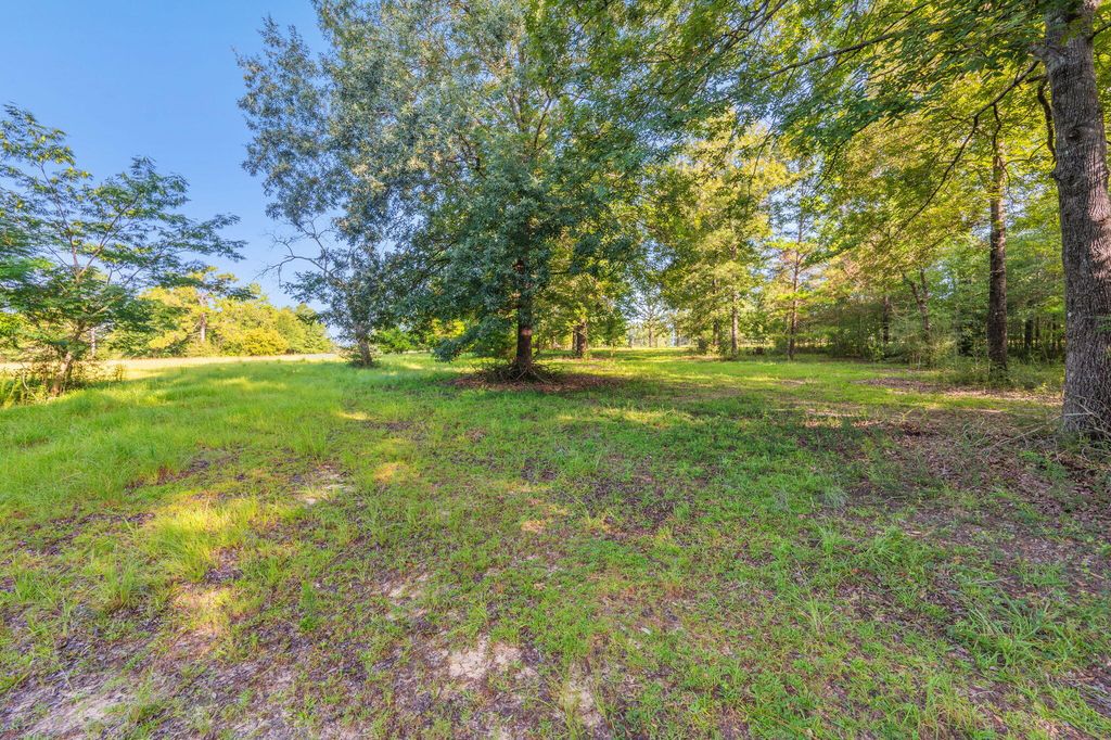 Image 17 of property listing at 512 Hickory Tree Lane, Crestview, FL 32539