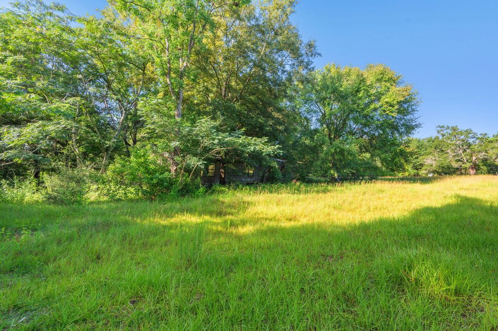 Image 18 of property listing at 512 Hickory Tree Lane, Crestview, FL 32539